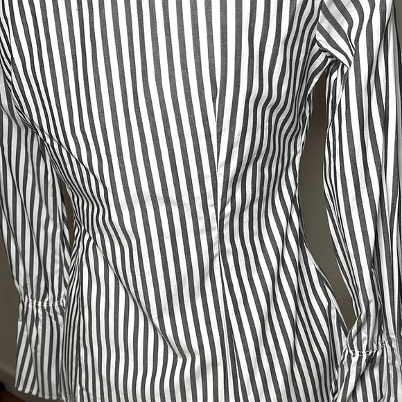 Banana Republic Tailored Fit Top – Size 2P - Picture 5 of 7